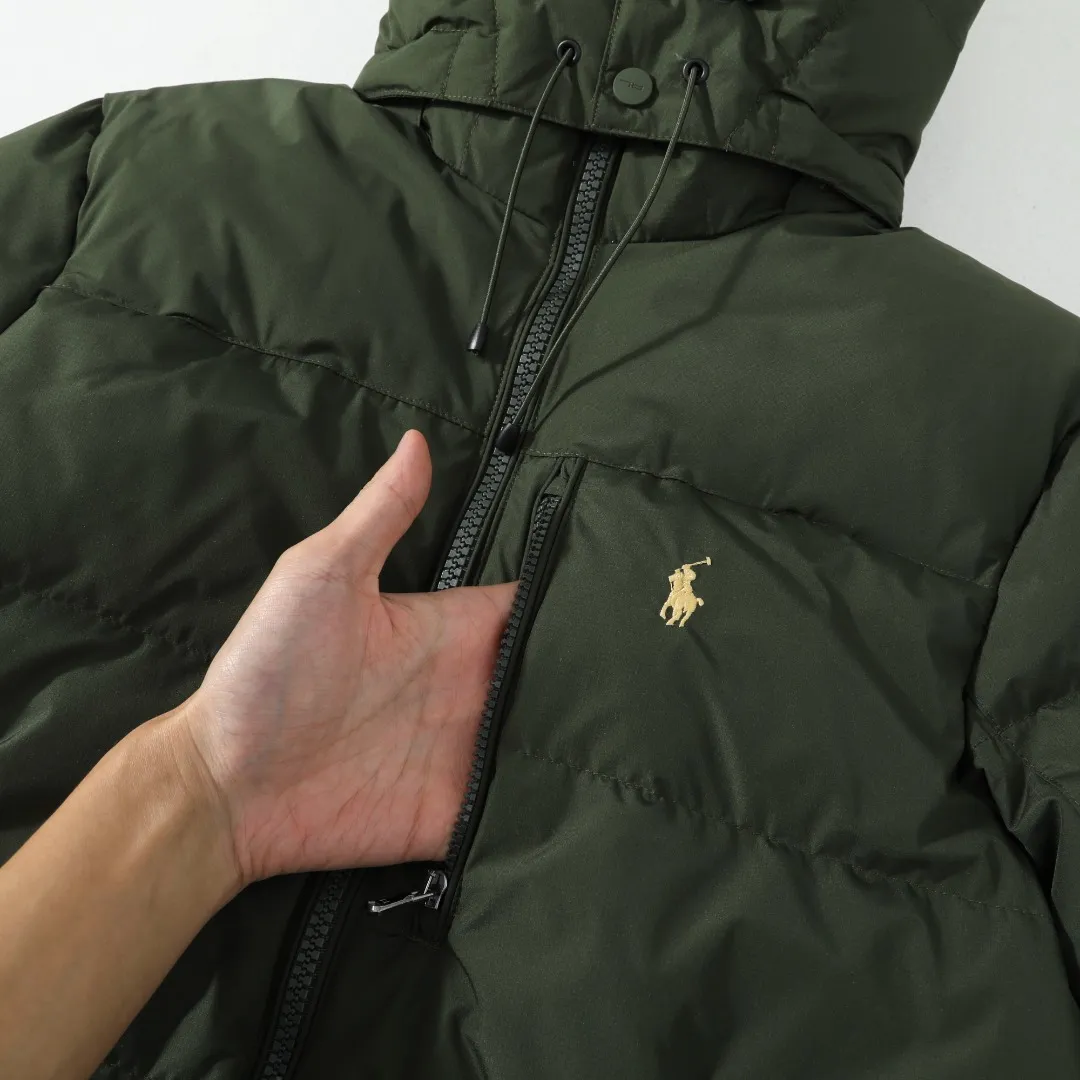 P660 #R54 Ralph Lauren/Ralph Lauren hooded down jacket (top quality, feel free to compare), using imported Barudan embroidery machine, carefully crafted with thousands of needles electric embroidery technology. Imported No. 7 needles and special embroidery thread ensure that every letter of the polo logo is full, three-dimensional and clear, creating the "most expensive embroidery logo" that can be called a work of art. Top-notch velvet core, luxurious warmth. Filled with national standard 80% high-quality white duck down, bringing excellent thermal insulation performance. At the same time, it is lightweight and can quickly regain its fluffiness after compression, bringing you a warm embrace without burden and resisting the harsh winter. Technical fabrics, no fear of wind and snow •Long-lasting fluffy and shape-retaining: High-quality filling ensures that the down jacket is not easy to stiffen and keeps you warm for a long time. •Strict anti-velvet technology: Using 400T gall fabric with pinhole retraction technology, it fundamentally eliminates the phenomenon of velvet leakage and makes wearing more secure. •All-round protective experience: Windproof and waterproof matte fabric, combined with an adjustable hem with a built-in drawstring buckle, can effectively lock in temperature and cold, and cope with changeable weather. Perfect details, creating a classic •Original electroplated YK zipper, smooth and durable, with brand texture highlighted in every detail. •Detachable hood design, one garment can be worn multiple times to meet different occasions and outfit needs. •Original hangtag and washed label, quality guaranteed. Five colors come together for couples to enjoy together: black is cool, beige is gentle, navy is calm, khaki is retro, and green is fresh. Available in five colors, the same style for men and women, it can be worn perfectly as a couple's outfit or a personalized item, becoming an indispensable fashion equipment on the streets in winter. Color: black, khaki, navy blue, army green, beige Size: S M L 66 67